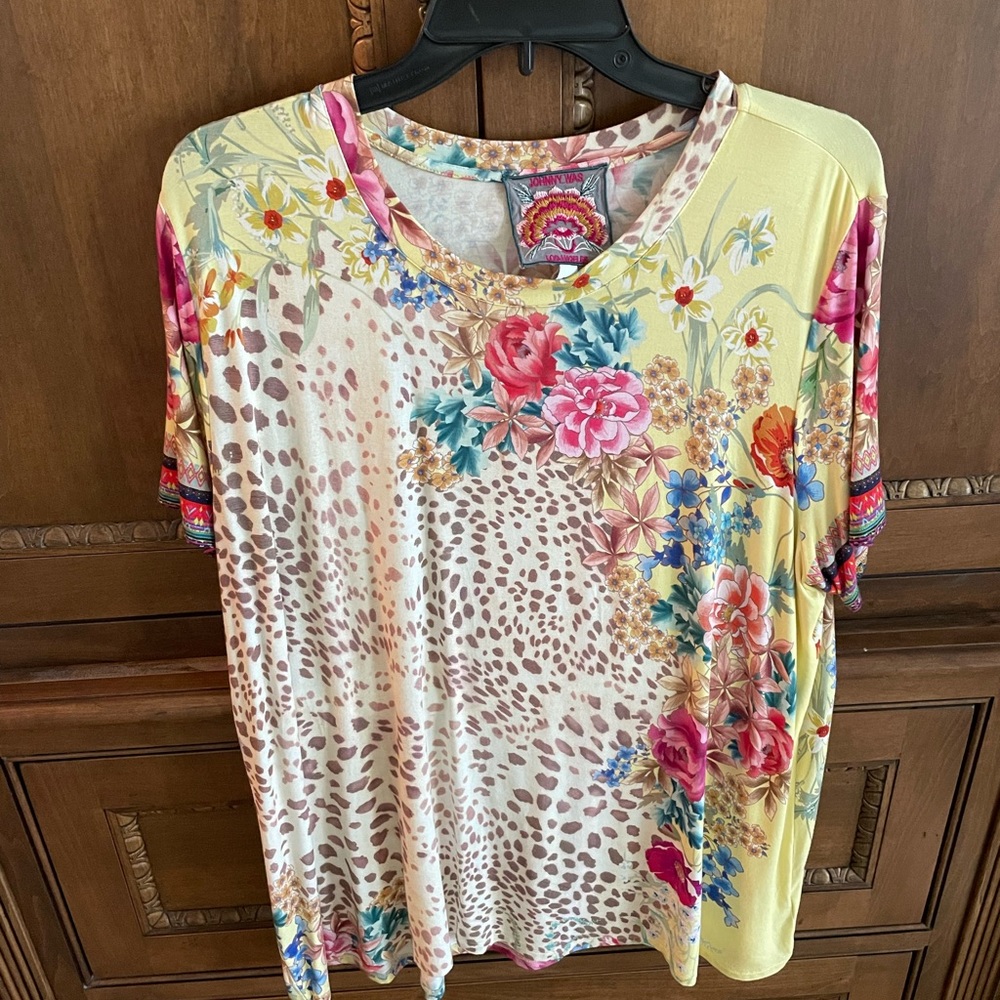 Johnny was short sleeve swing top.